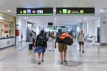 09/08/2026 Varias personas en la zona de llegadas de la T2, a 9 de agosto de 2026, en Madrid (España). El Boletín Oficial del Estado (BOE) ha publicado este domingo la orden del Ministerio de Interior por la que se ha acordado restablecer de manera temporal los controles en las fronteras interiores de puertos y aeropuertos para los viajeros procedentes de Italia ante "la presión migratoria en la ruta del Mediterráneo central". Estos controles fronterizos comenzaron a aplicarse desde el pasado sábado en los aeropuertos y puertos españoles, tienen carácter aleatorio y durante un período de treinta días naturales, desde las 00:00 horas del pasado 8 de agosto de 2026 y hasta las 24:00 horas del día 7 de septiembre de 2026.
POLITICA
Gustavo Valiente - Europa Press