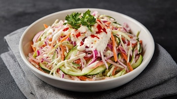 Ensalada fresca con calabaza rallada, col morada, zanahorias, rábanos, cebollas, mayonesa, salsa picante y sabores vibrantes. - (Imagen Ilustrativa Infobae)