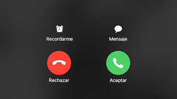 Pantalla de smartphone con fondo oscuro. Muestra opciones de llamada: Recordarme (reloj), Mensaje (burbuja), Rechazar (botón rojo), Aceptar (botón verde).