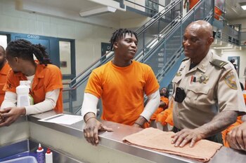 El teniente Michael Lewis bromea