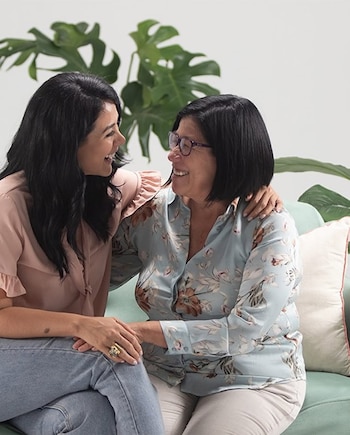 Magdyel Ugaz abrazando a su madre en una celebración familiar reciente. IG