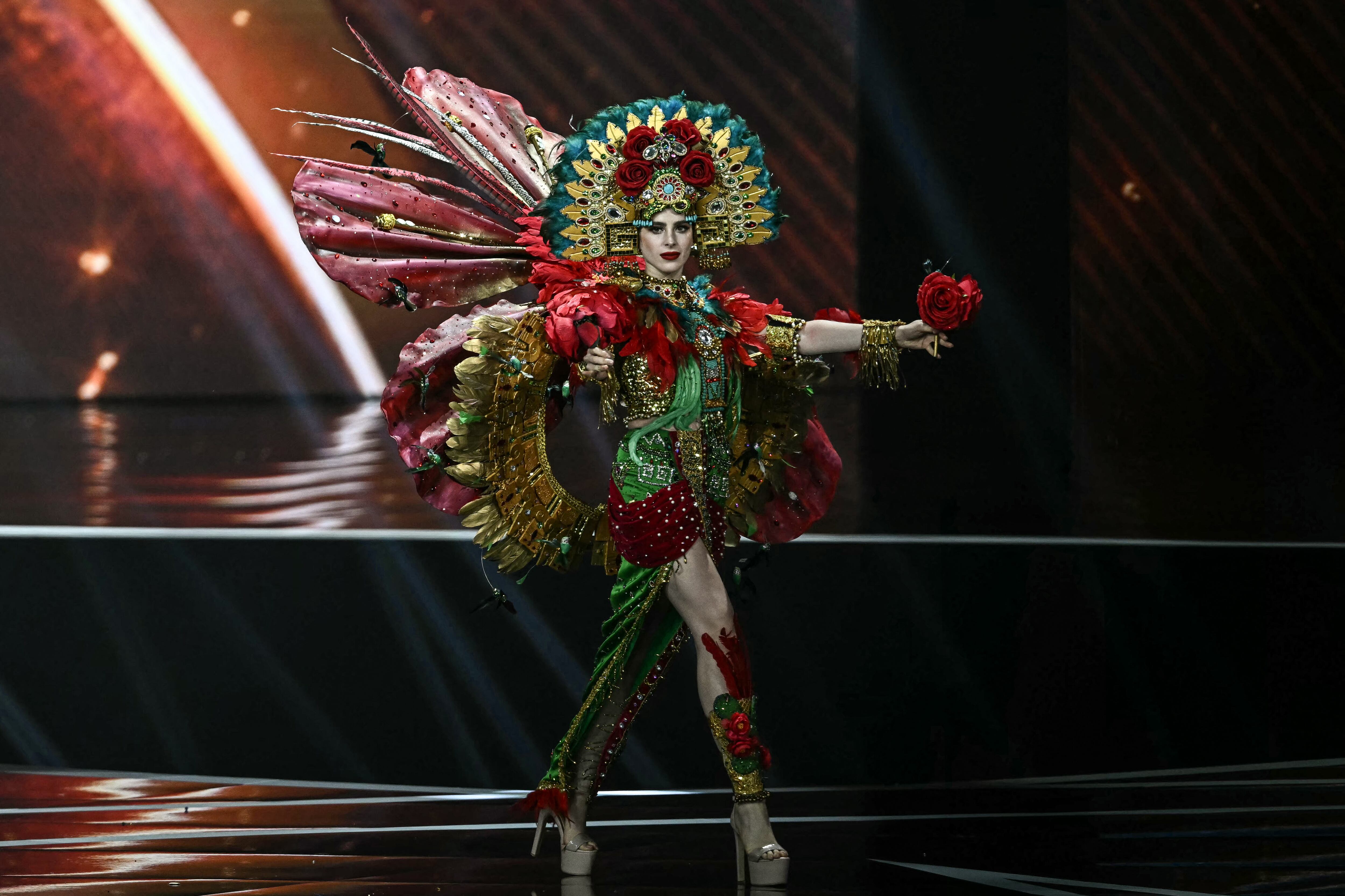La mexicana Fatima Bosch desfila en el escenario durante la presentación de trajes nacionales de Miss Universo 2025 en la provincia de Nonthaburi, al norte de Bangkok, el 19 de noviembre de 2025. (Foto de Lillian SUWANRUMPHA / AFP)