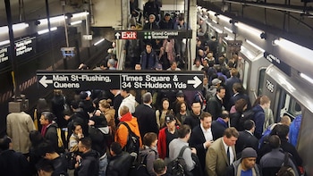 La línea 5 del metro de Nueva York mantendrá servicio entre Wakefield-241 St y Flatbush Av–Brooklyn College, con paradas exprés en Manhattan y servicio local en Brooklyn (AP)
