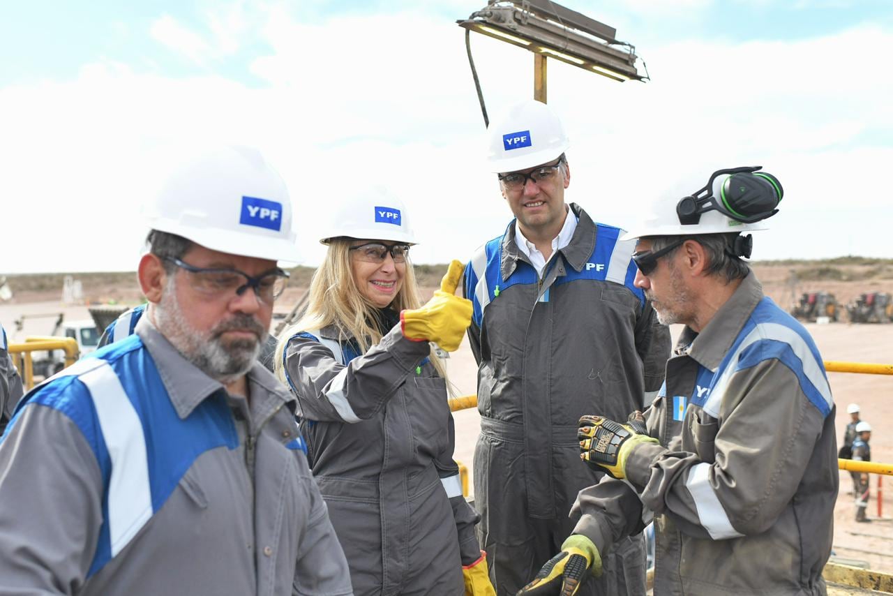 Karina Milei y Manuel Adorni estuvieron juntos en Vaca Muerta en Neuquén
