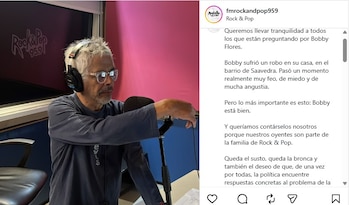 Bobby Flores con auriculares frente a un micrófono en un estudio de radio junto a una publicación digital de Rock & Pop