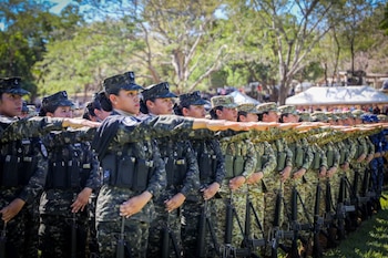 Un grupo de hombres y
