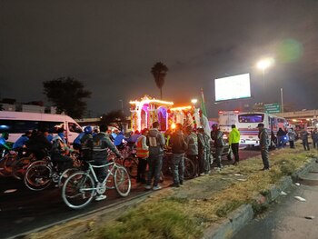 Peregrinos se desplazan por la