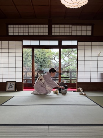 Durante su presencia, Mernes vivió