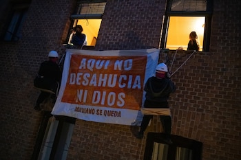 Activistas cuelgan una pancarta de la fachada de la calle Carnero, 1. (Fernando Sánchez / Europa Press)