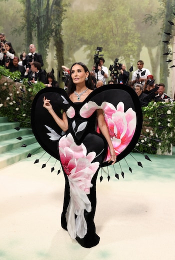 Demi Moore destaca con un vestido negro decorado con flores gigantes y estructuras rígidas (REUTERS/Andrew Kelly/File Photo)