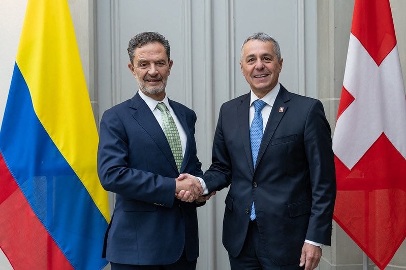Omar Bula Escobar, estrechando la mano del consejero federal y jefe del Departamento de Asuntos Exteriores de Suiza, Ignazio Cassis, durante un encuentro oficial en Berna, Suiza. - crédito Cancillería