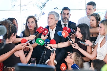12/08/2026 El ministro del Interior, Fernando Grande-Marlaska (c), atiende a los medios de comunicación antes de una reunión telemática con motivo del eclipse total, en la Secretaría General de Protección Civil y Emergencias, a 12 de agosto de 2026, en Madrid (España). Marlaska mantiene una reunión telemática con los responsables de Protección Civil de las comunidades y ciudades autónomas, así como con responsables de la Agencia Española de Meteorología (AEMET), ante el eclipse total que sucederá esta tarde.
POLITICA
Gustavo Valiente - Europa Press