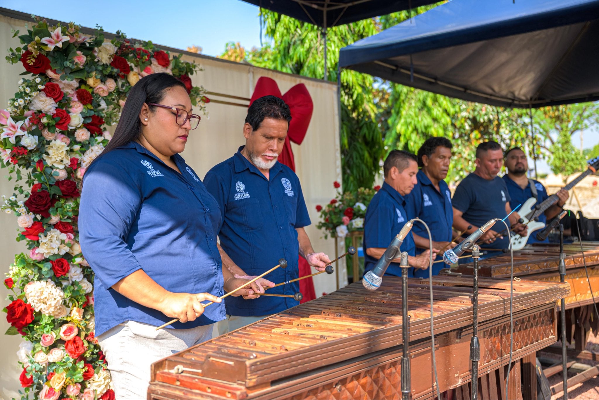 La Secretaría de Cultura Municipal organiza música ambiente en los cementerios para crear un entorno cálido y propicio para la memoria familiar. (Foto: Alcaldía de San Salvador Centro)