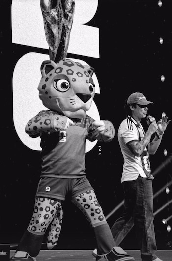 Maple, Zayu y Clutch debutaron este viernes ante el público mexicano en el Opening Stage de la convención de cultura pop junto al influencer Ramón Villa. (Instagram: ramonvillazg)