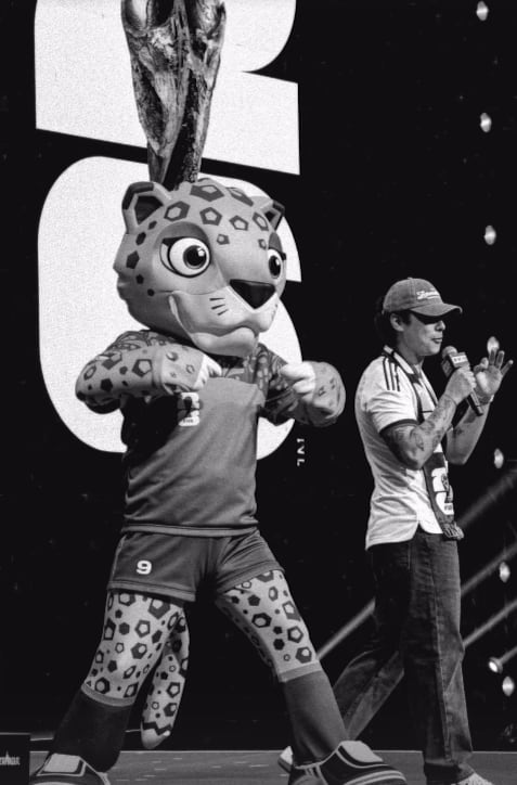 Maple, Zayu y Clutch debutaron este viernes ante el público mexicano en el Opening Stage de la convención de cultura pop junto al influencer Ramón Villa. (Instagram: ramonvillazg)