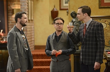 Wil Wheaton (izq.), Johnny Galecki (centro) y Jim Parsons (der.) en un set de TV. Parsons sostiene un vaso y Galecki un objeto naranja