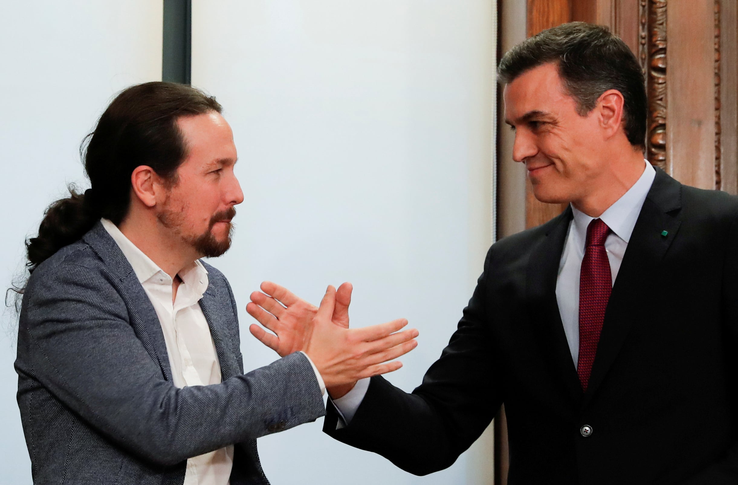 Pedro Sánchez y Pablo Iglesias en la firma de su coalición de Gobierno. (Reuters/Susana Vera)