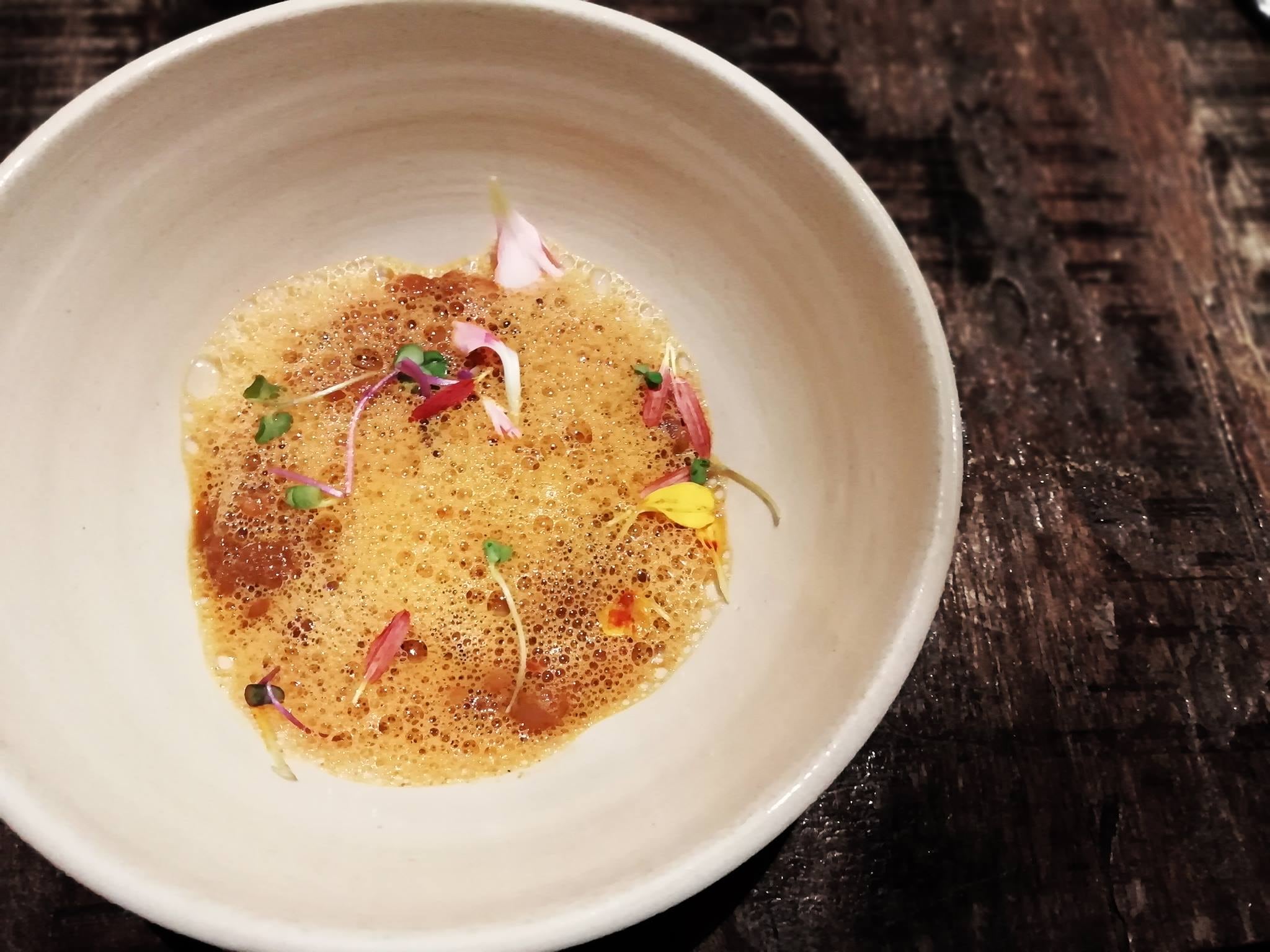 Carillas con aire de pimentón de la Vera ahumadas con tomillo y romero, un plato del restaurante Raíces (Facebook)