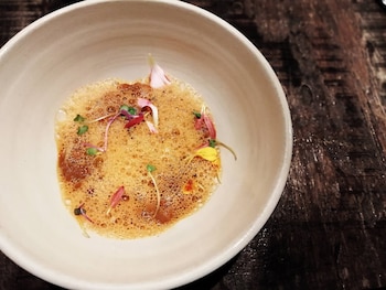 Carillas con aire de pimentón de la Vera ahumadas con tomillo y romero, un plato del restaurante Raíces (Facebook)