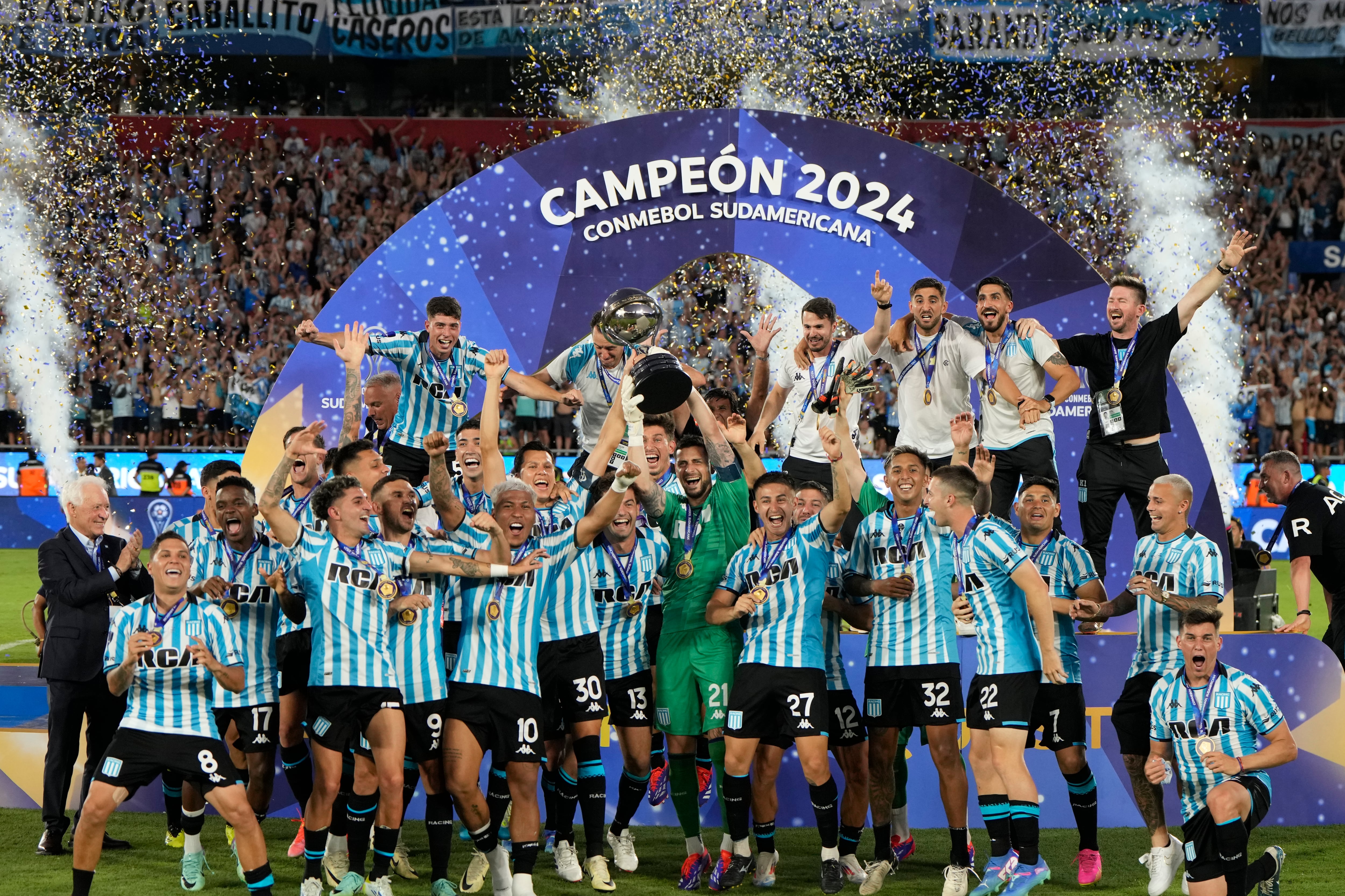 Racing levantó el trofeo de la Copa Sudamericana, tras vencer en la final a Cruzeiro de Brasil (AP Foto/Jorge Saenz)