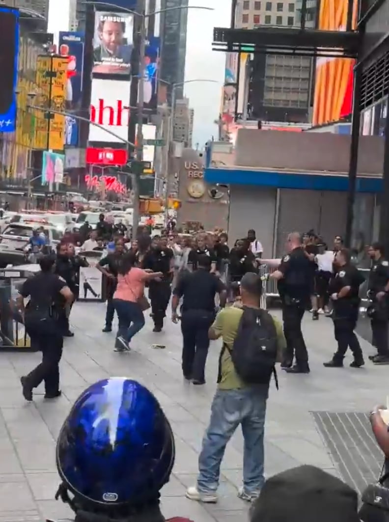 Una mujer sacó dos cuchillos en plena Séptima Avenida, hirió a dos transeúntes al azar y murió abatida por la policía en uno de los puntos más concurridos de Manhattan (@Breaking911)