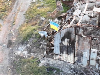 Miembros del servicio ucraniano instalan una bandera nacional en la isla de las Serpientes, mientras continúa el ataque de Rusia a Ucrania, en la región de Odesa, Ucrania, en esta imagen publicada el 7 de julio de 2022. Servicio de prensa de las Fuerzas Armadas de Ucrania/Handout vía REUTERS