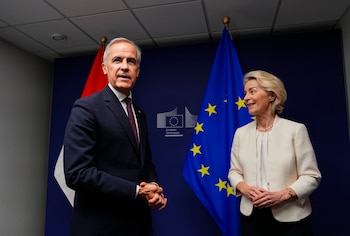 El primer ministro de Canadá, Mark Carney (izquierda), y la presidenta de la Comisión Europea, Ursula von der Leyen, participan en una reunión en el Parlamento Europeo en Estrasburgo, Francia, el 16 de septiembre de 2026. (Justin Tang/The Canadian Press via AP)