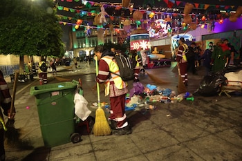 El uniforme guinda vulnera la seguridad de los trabajadores de limpia. | Gobierno de CDMX