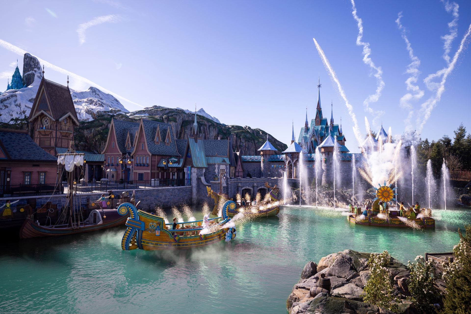 El nuevo World of Frozen ofrece un espectáculo con fuentes, pirotecnia y barcos temáticos frente a un majestuoso castillo de hielo y montañas nevadas (Disney Parks)