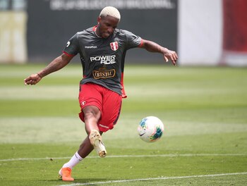 Farfán hace trabajos de campo,