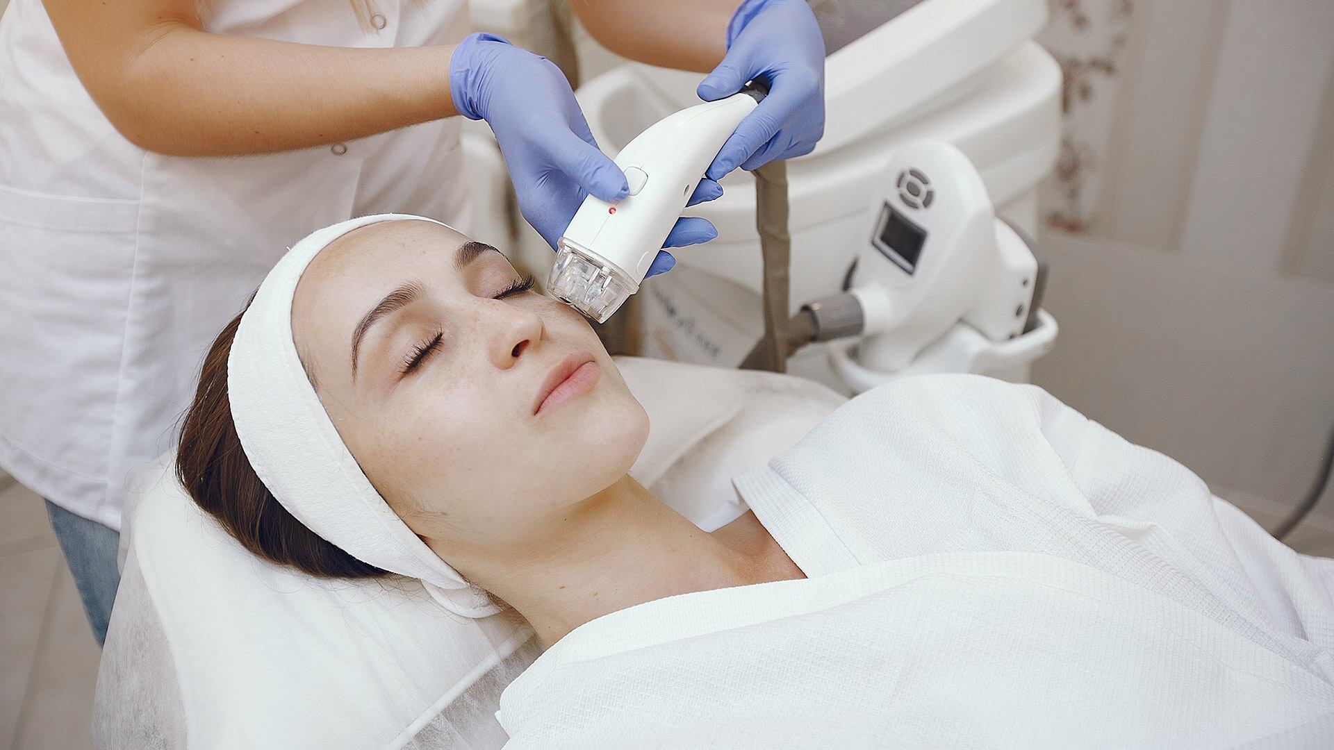 La supervisión dermatológica durante todo el tratamiento permite ajustar la intensidad y garantizar su seguridad (Freepik)