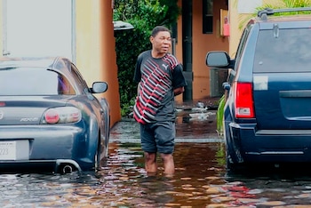 Un hombre observa la inundación