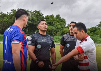 Atacaron a los árbitros en