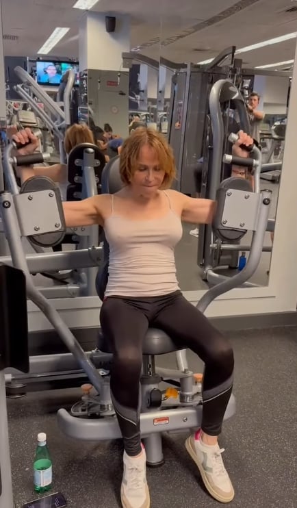 Antonia San Juan realizando su rutina habitual de ejercicios en el gimnasio (Instagram / @antonia_san_juan)