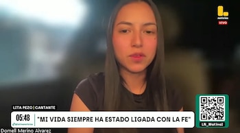 Primer plano de una mujer de cabello oscuro durante una videollamada emitida por televisión con gráficos informativos en pantalla
