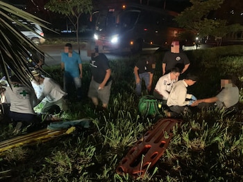 Otro motociclista murió tras ser impactado por un vehículo en el kilómetro 42 de la carretera entre Santa Ana y San Salvador, en el sector de El Congo. (Foto: Cruz Verde Salvadoreña)