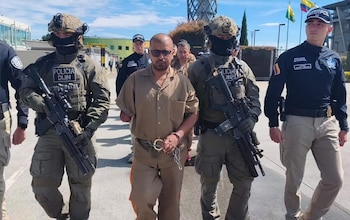 'El Mocho Olmedo' fue escoltado por integrantes de la Dijin y funcionarios de Interpol durante el procedimiento de extradición a Estados Unidos, realizado el jueves 22 de octubre - crédito Policía Nacional de Colombia