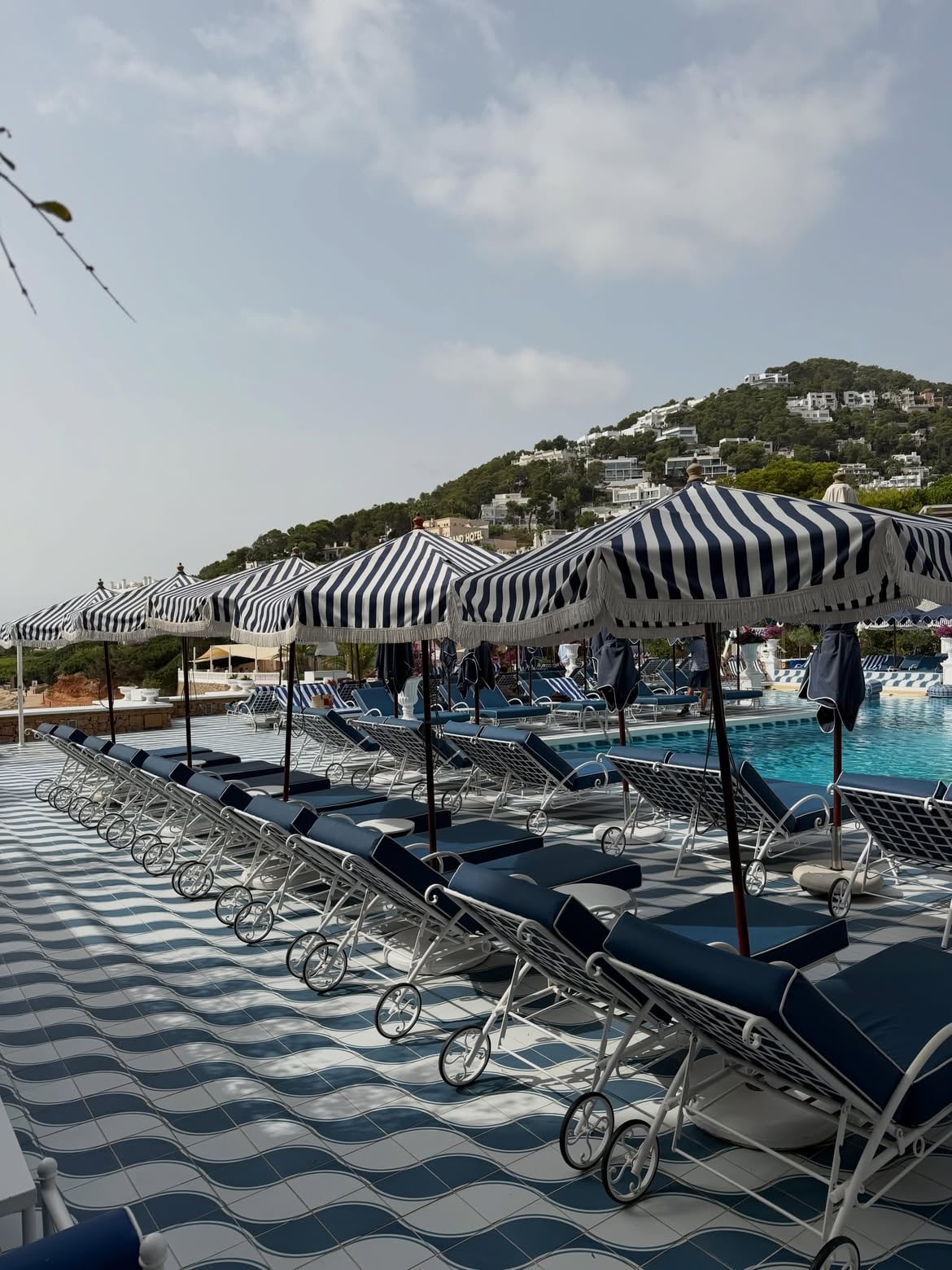 La piscina del hotel tiene una vista privilegiada del horizonte de la isla