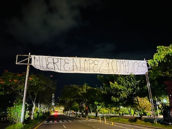 Pancarta con mensaje amenazante en