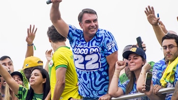 Bolsonaro vota en la segunda vuelta de Brasil y augura que ha llegado "la hora del cambio"