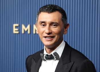 El actor colombiano asistió a la ceremonia con un elegante traje oscuro de gala, acompañado de una camisa blanca ligeramente desabrochada en el cuello - crédito David Swanson/EFE