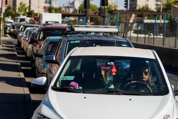 Conductores hacen fila para llenar sus tanques de gasolina en Santiago de Chile, el martes 24 de marzo de 2026. (Foto AP/Esteban Félix)