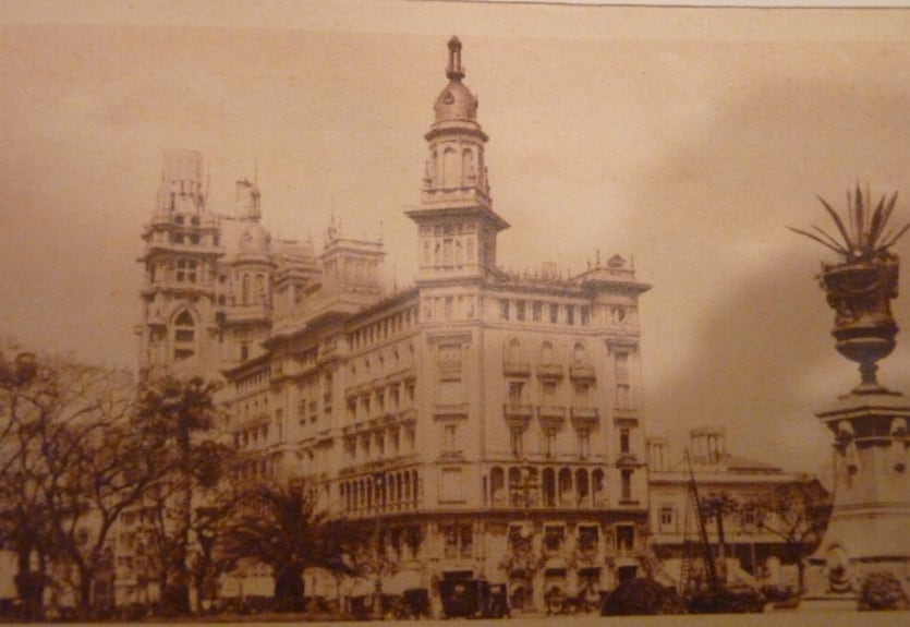 El edificio del centro porteño, inaugurado apenas dos años antes, se convirtió esa noche en el punto de encuentro de miles de argentinos que esperaban la señal de sus sirenas para saber si había un nuevo campeón del mundo (Dominio público)