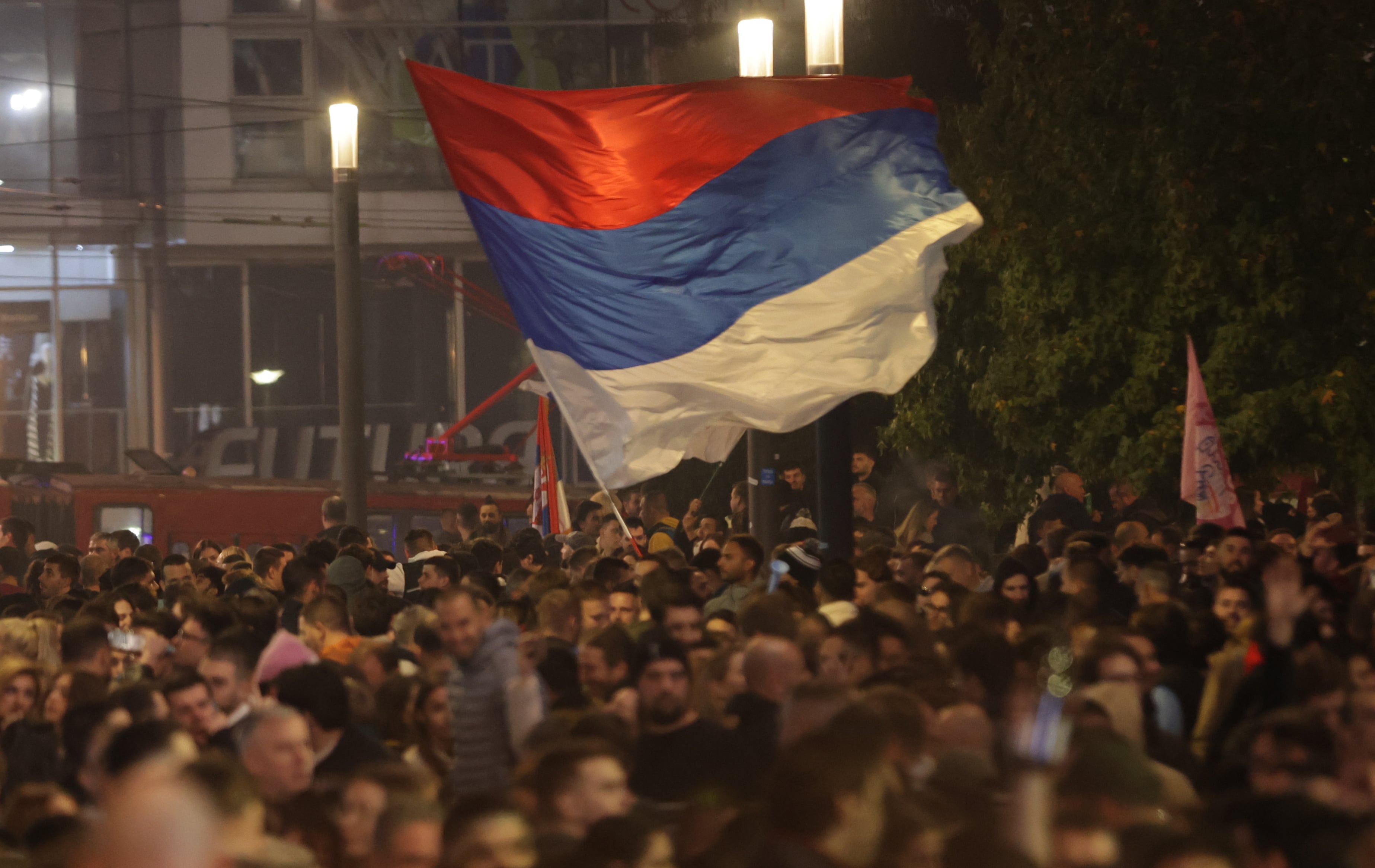 Los partidarios de la 'Lista de Estudiantes' celebran su triunfo tras las elecciones parlamentarias en Belgrado, Serbia, el 25 de octubre de 2026. EFE/EPA/ANDREJ CUKIC