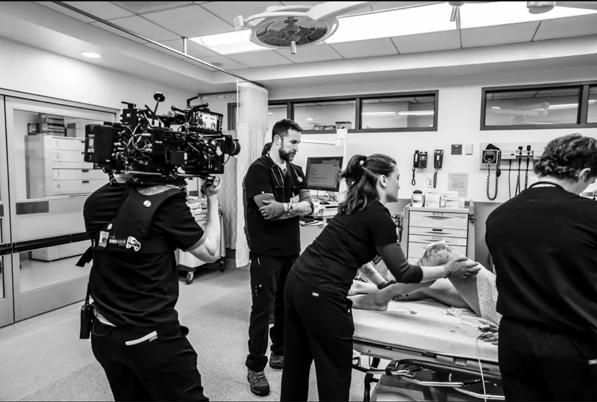 Desde el principio, Wyle y el equipo creativo de The Pitt estuvieron obsesionados con el realismo. Contrataron a Joe Sachs, médico de urgencias, para que diseñara escenarios médicos