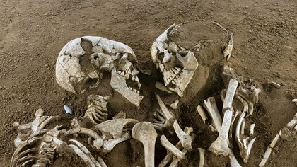 La historia de los cadáveres sepultados hace más de 5.000 años que fueron hallados abrazados 