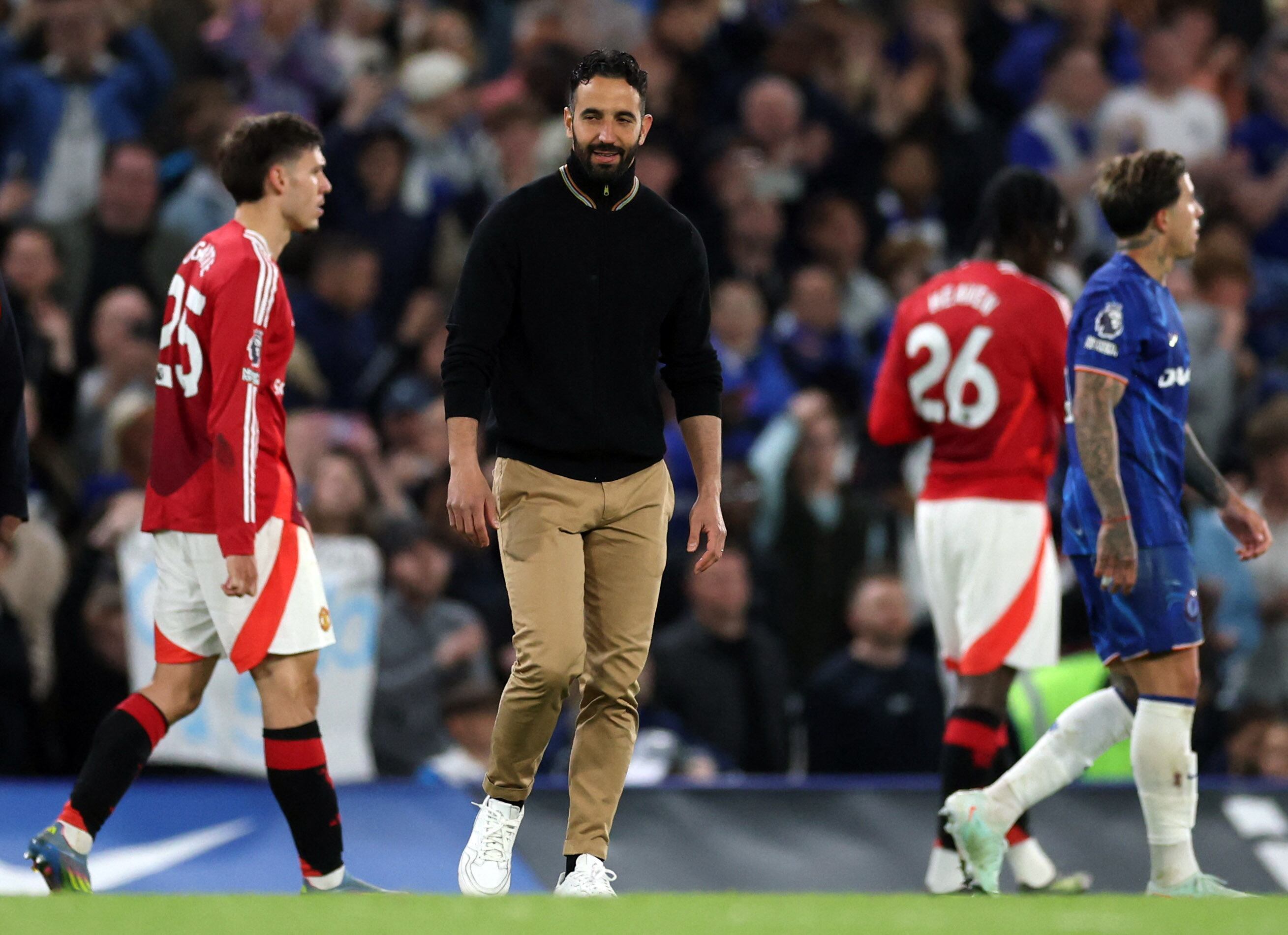 Rubén Amorim, técnico del Manchester United, tiene la responsabilidad de sacar campeón a un equipo histórico en una profunda crisis - crédito Hannah Mckay/REUTERS
