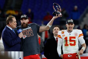 Travis Kelce junto a Patrick