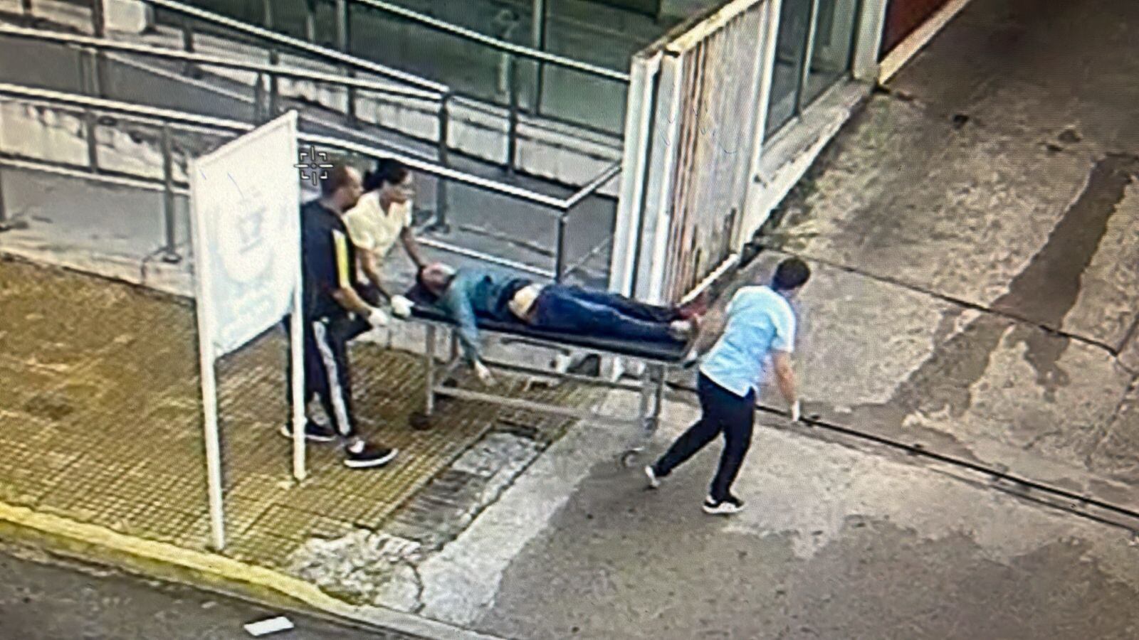El joven de 24 años fue alcanzado por un disparo en la rodilla izquierda