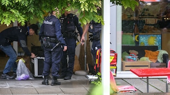 Tres niños resultaron heridos en un ataque con cuchillo en Suiza (ARND WIEGMANN / AFP)